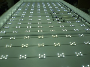 rozsvícené LED moduly v reklamním štítu