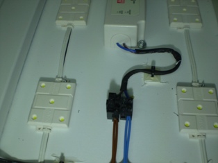 uchycení LED modulů pomocí oboustranné lepící pásky a současně uchyceno vrutem